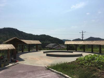 西充縣青龍湖國(guó)家濕地公園防腐木自行車(chē)停車(chē)棚